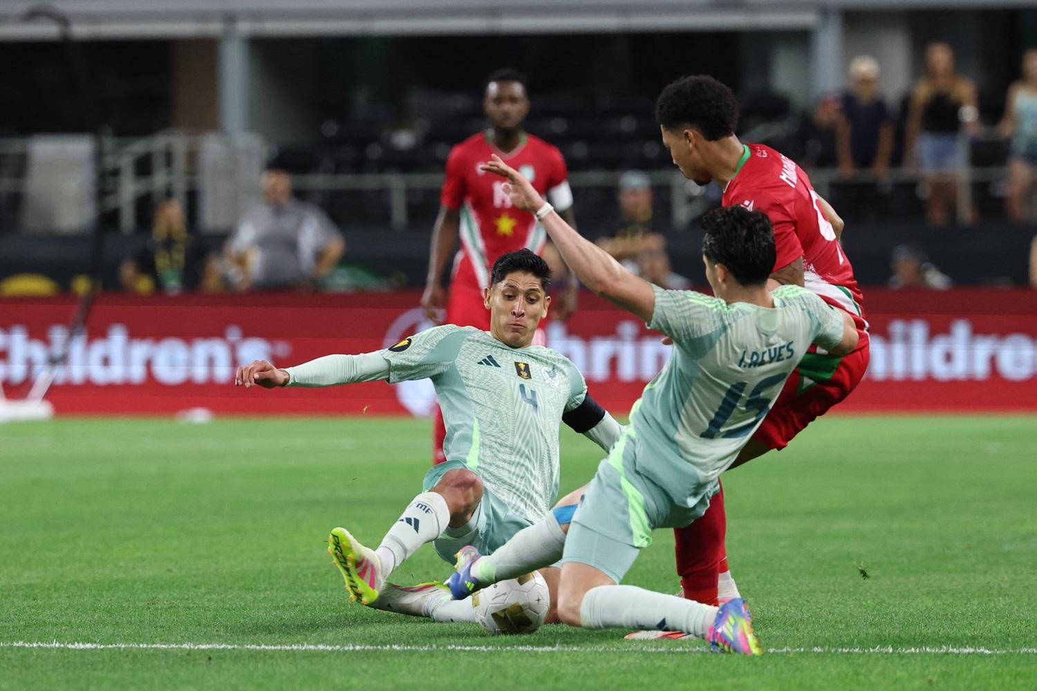 墨西哥2:0贏蘇里南。(路透社)