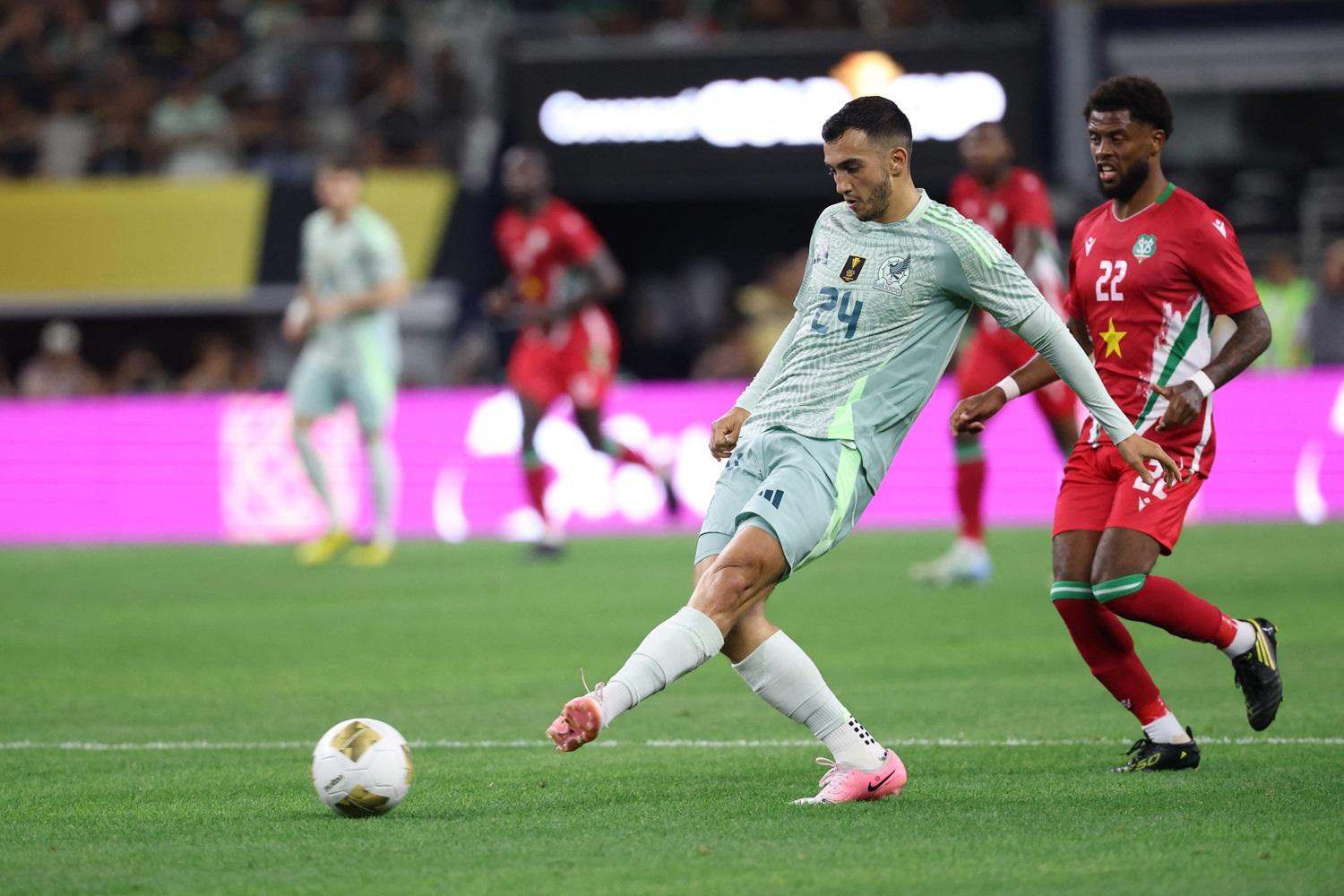 墨西哥2:0贏蘇里南。(路透社)