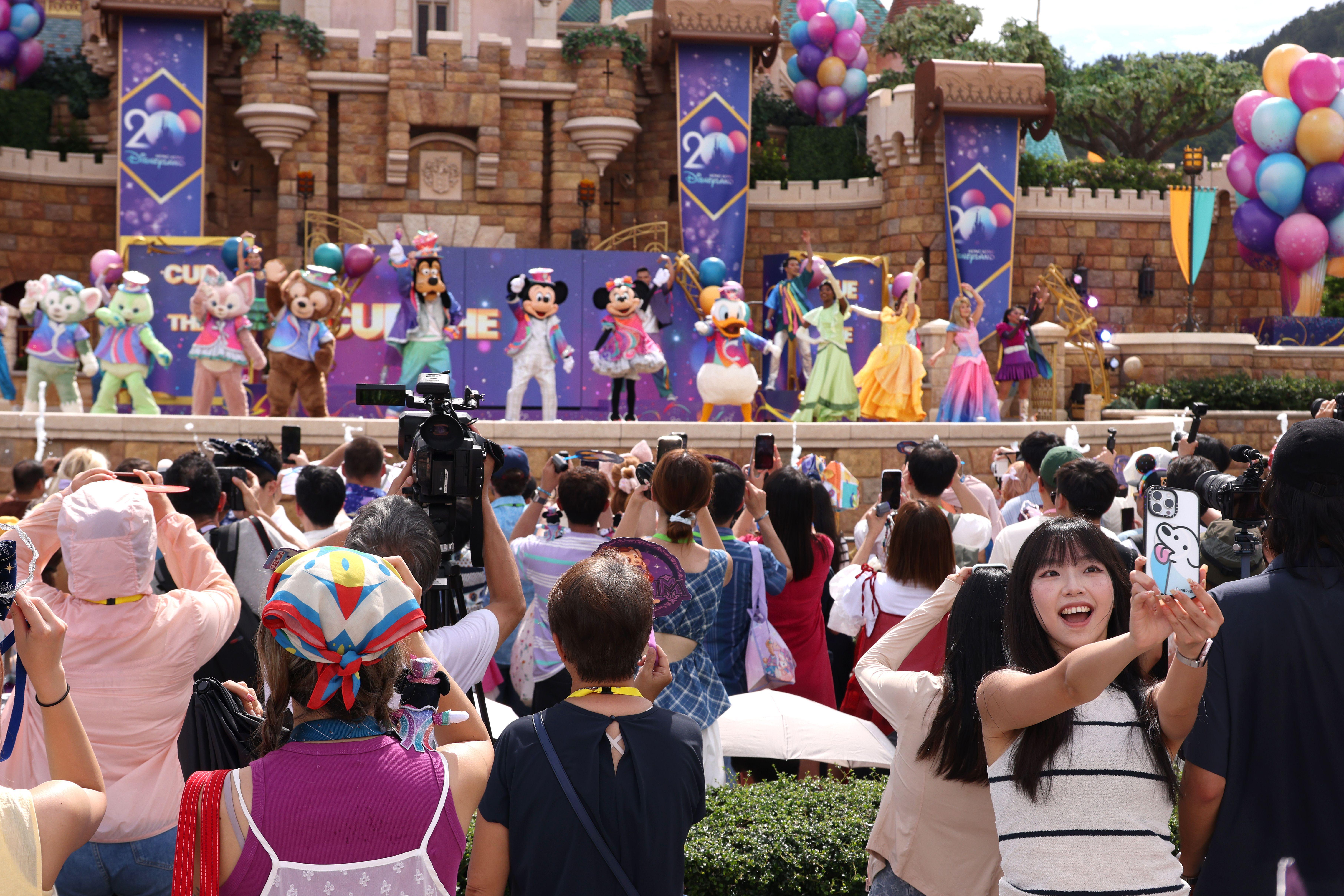 米奇、米妮、高飛、唐老鴨、Duffy與好友以20周年限定服裝現身 (林俊源攝)