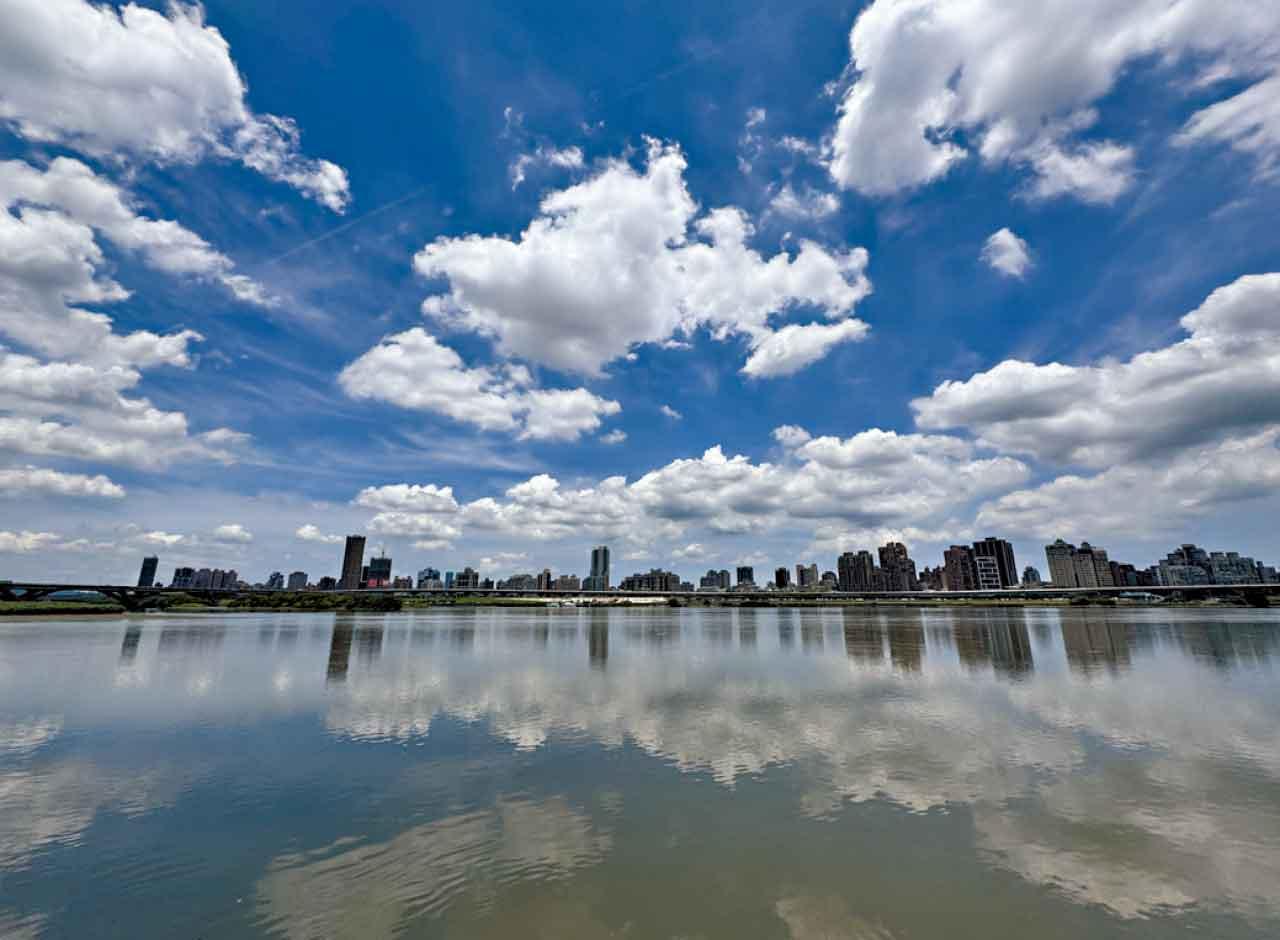 淡水河邊大稻埕的天空之鏡。