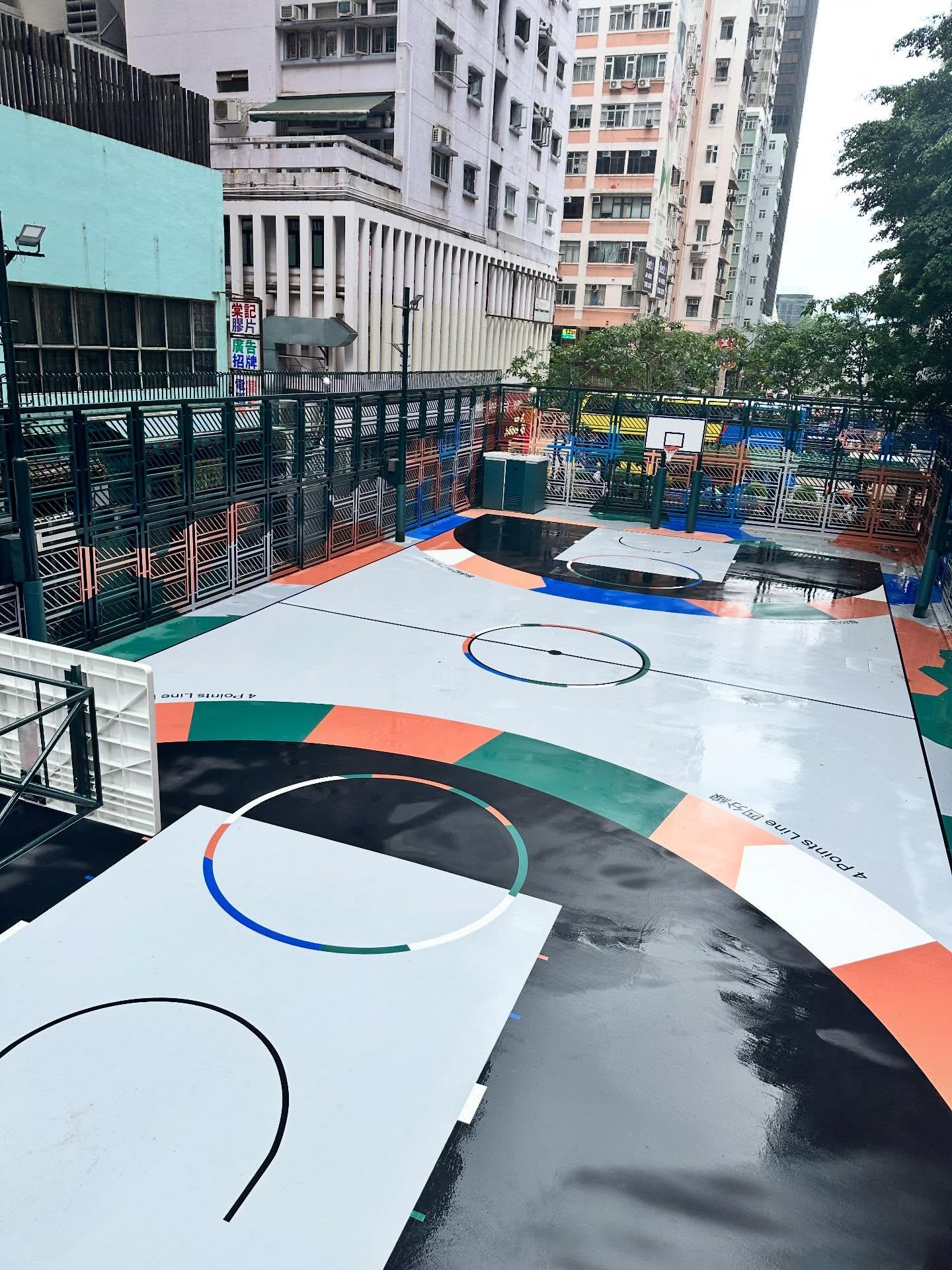 鄰近灣仔集成中心的軒尼詩道遊樂場近月完成翻新,場地籃球場地面加入「四分線」區域(Threads)
