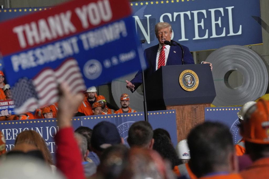 特朗普周二簽署命令,將鋼鋁關稅提升至50%。圖為他上周赴在賓夕當地一個鋼鐵工廠。(AP)