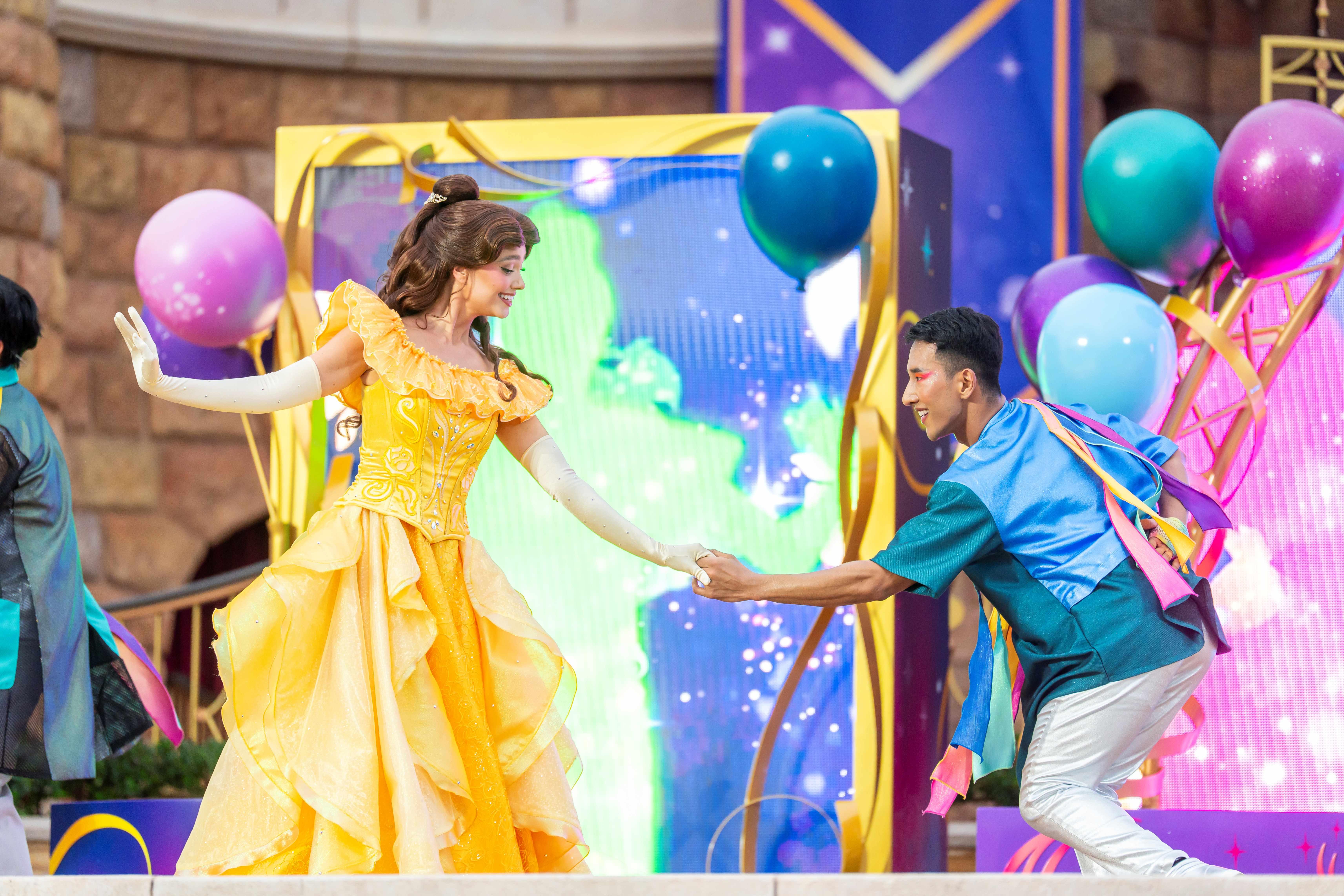 貝兒首次以派對禮服造型亮相。