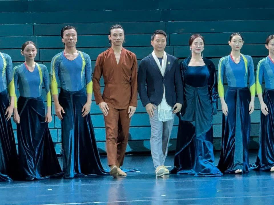 相中戴頸巾者為沈偉。