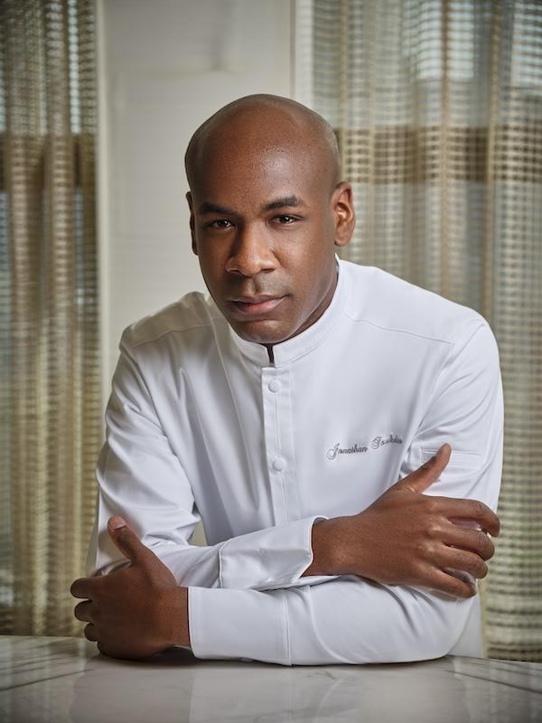 來自法國的香港瑰麗酒店餅房行政主廚Jonathan Soukdeo與團隊,為連卡佛期間限定店帶來兩款口味手工日式酥皮吉士撻。