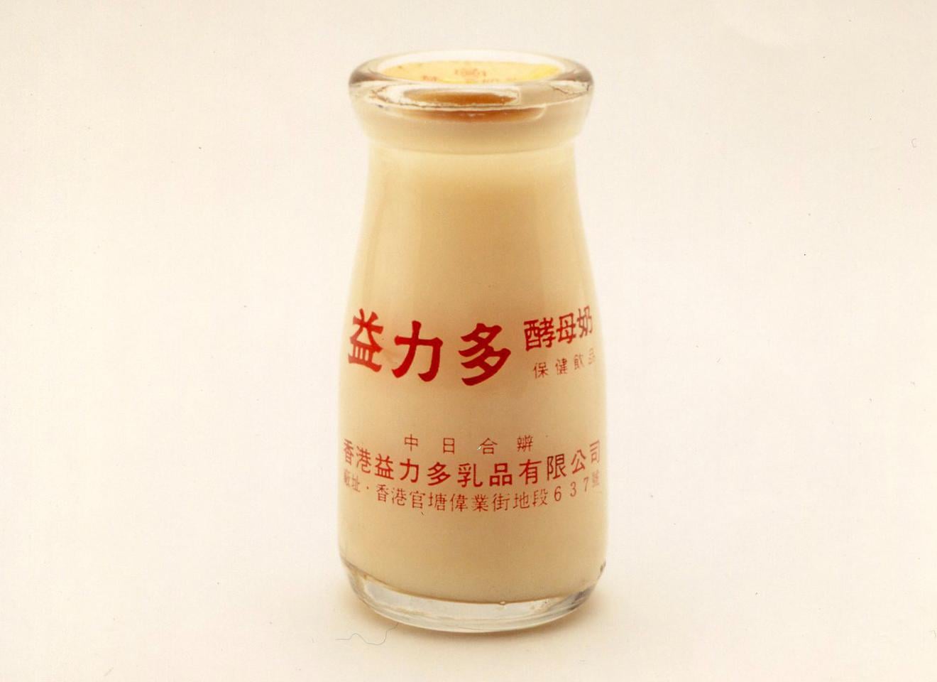 早期产品由玻璃瓶盛载,到1971年才换上胶樽包装。(来源:养乐多官网)