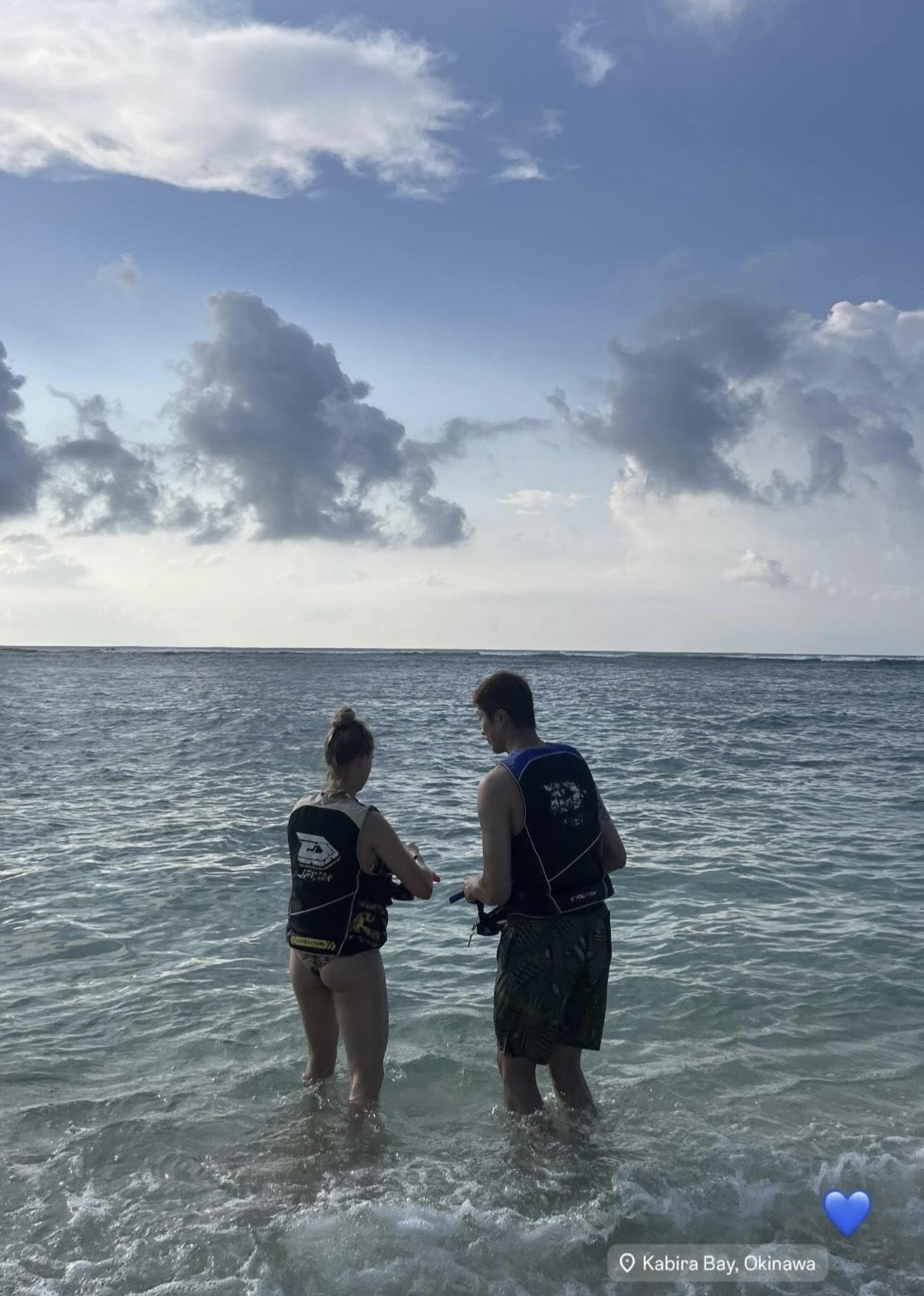 張家朗去年與法籍女友蜜遊沖繩。