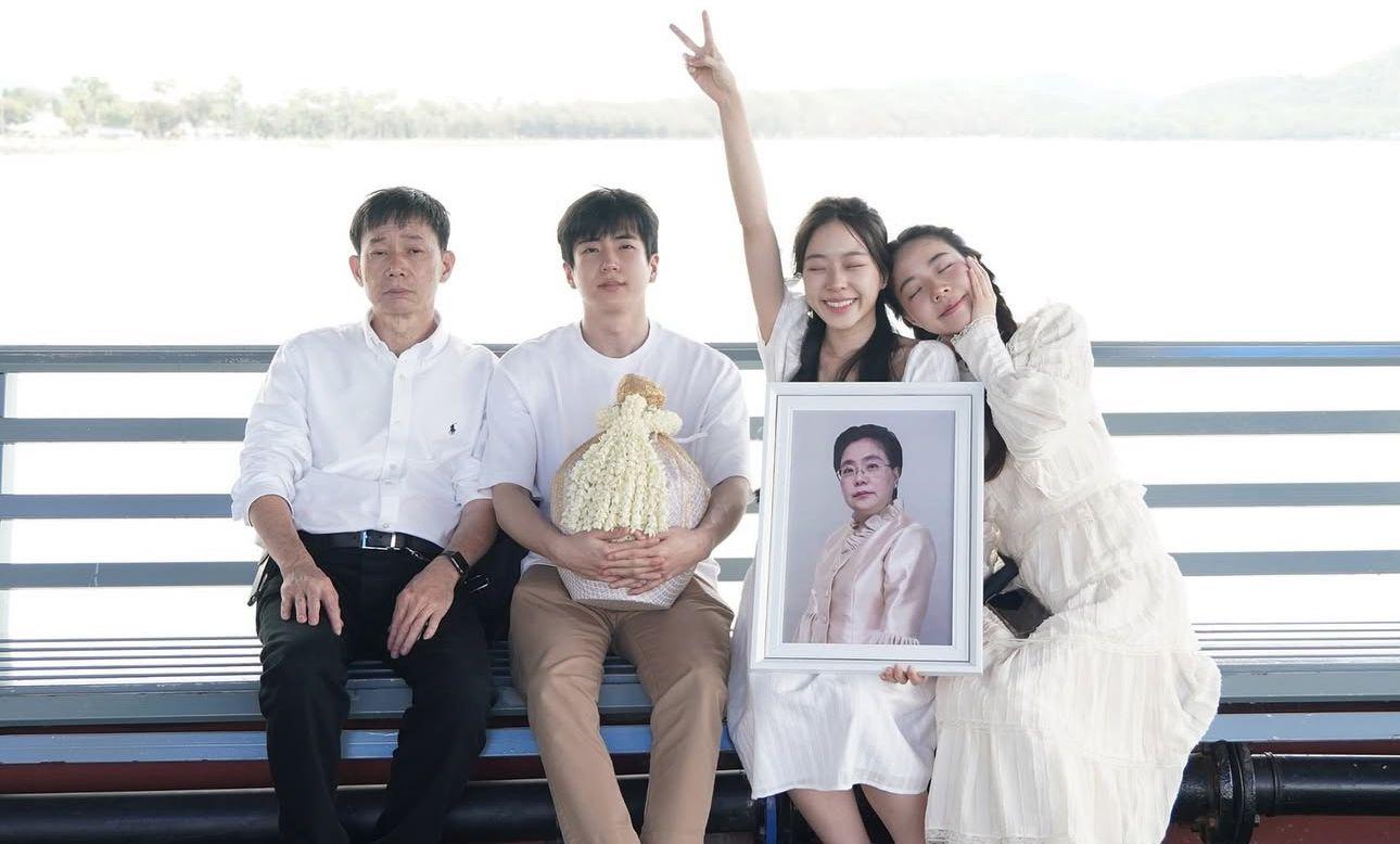 Nonkul捧起母親的骨灰龕,一家五口拍下最後「全家福」。
