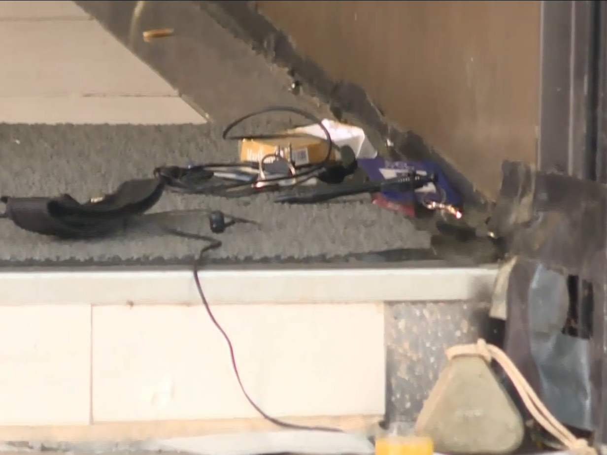 現場遺下一些個人物品。(有線新聞截圖)