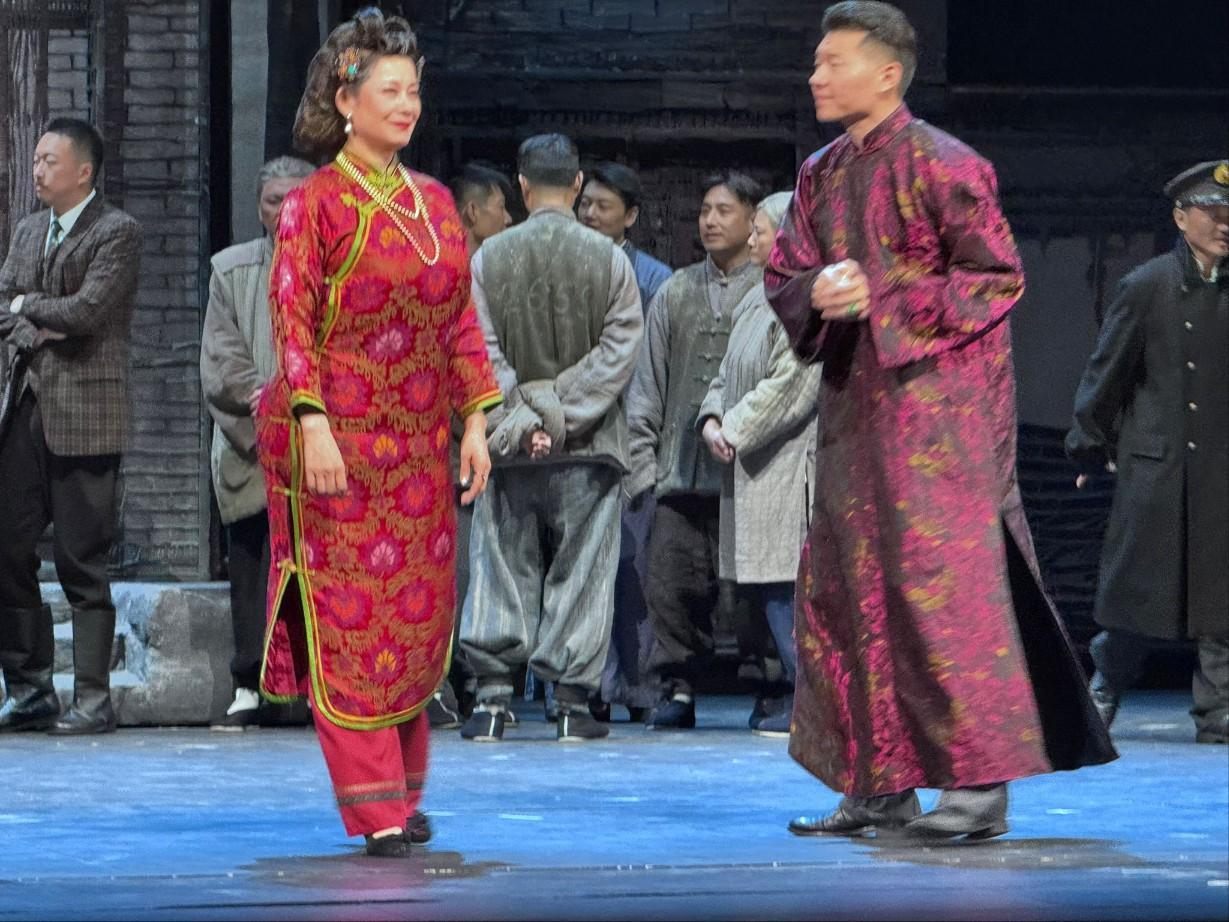 歹角大赤包(左)奔放潑辣,非常搶鏡。(作者提供)