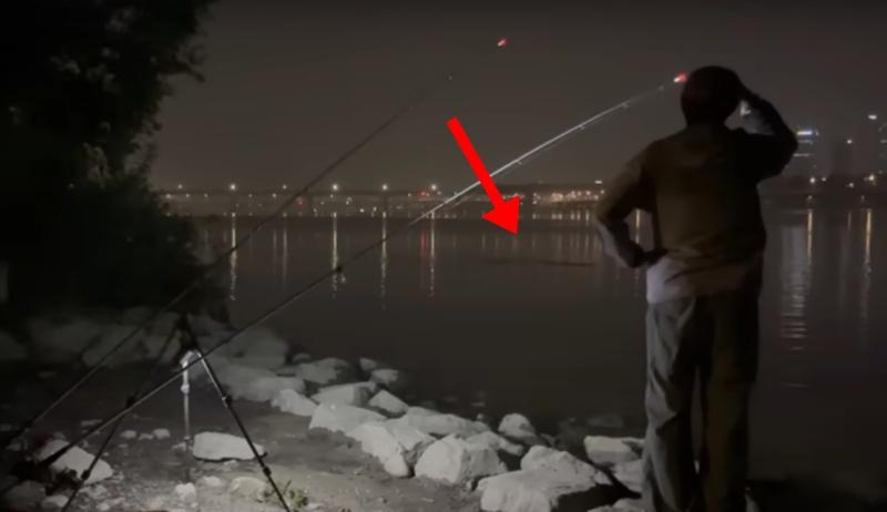 這名YouTuber眺望以為自己釣到了大魚。(YouTube)