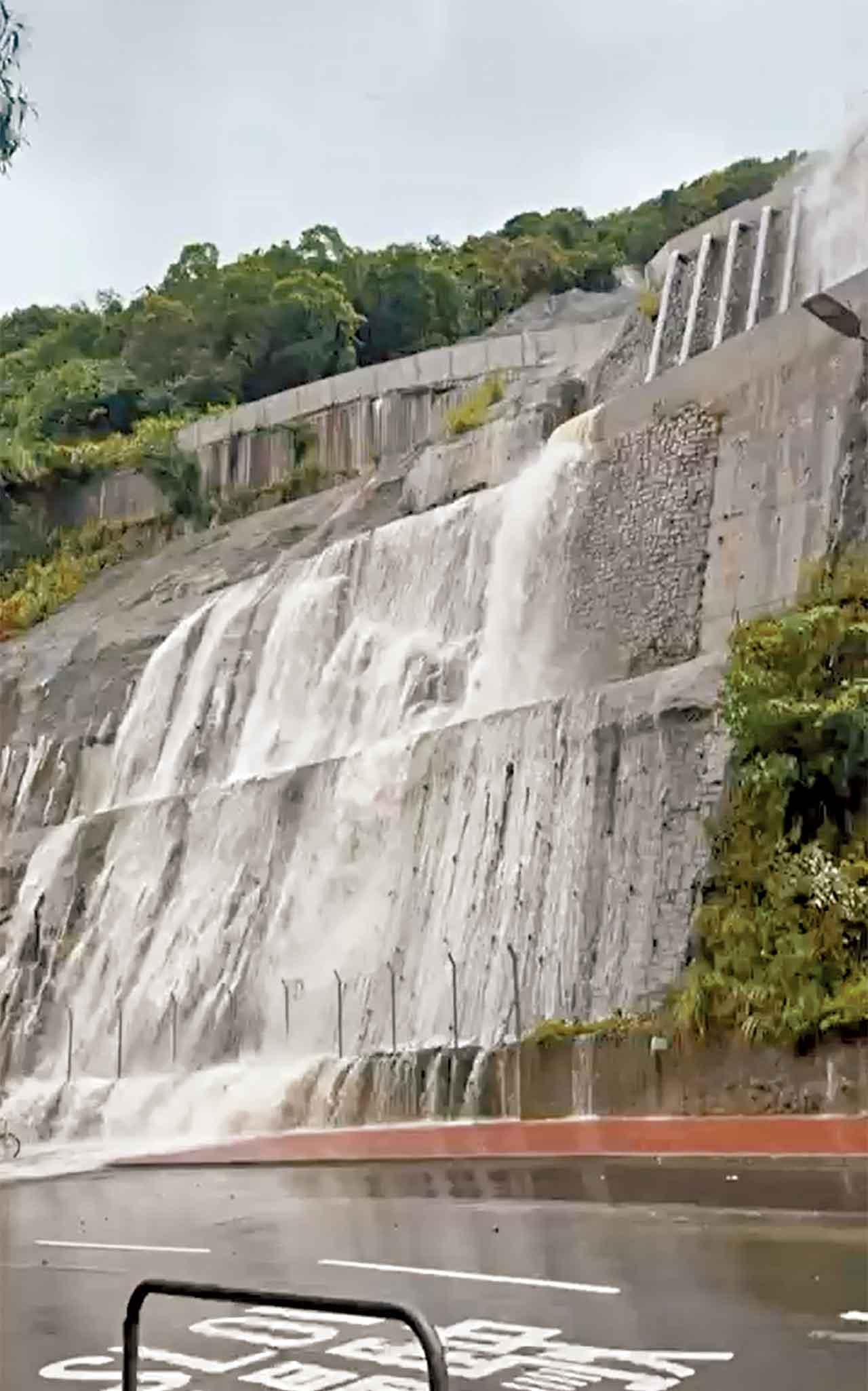 今年首個黑雨 筲箕灣耀興道旁有雨水沿山坡湧下來似瀑布