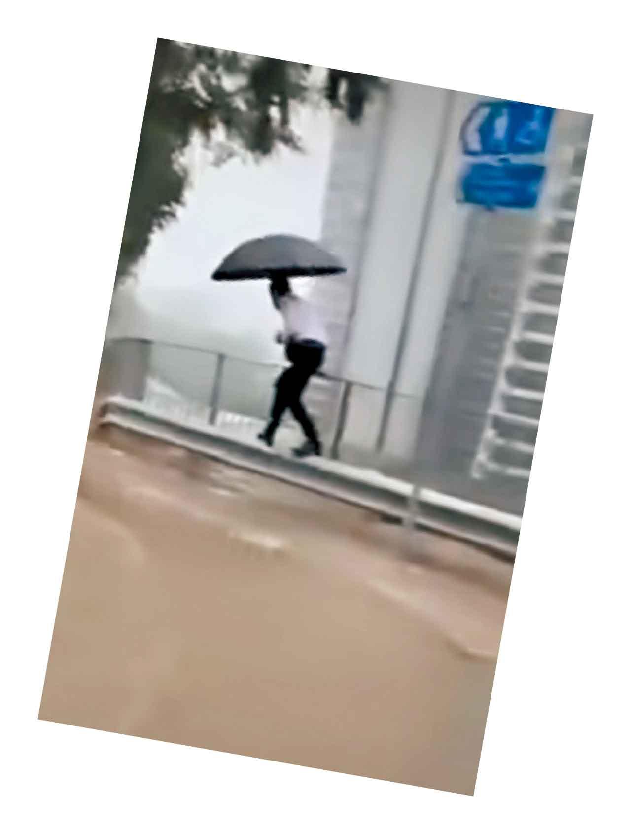 今年首個黑雨 打工仔走上護欄向公司邁進