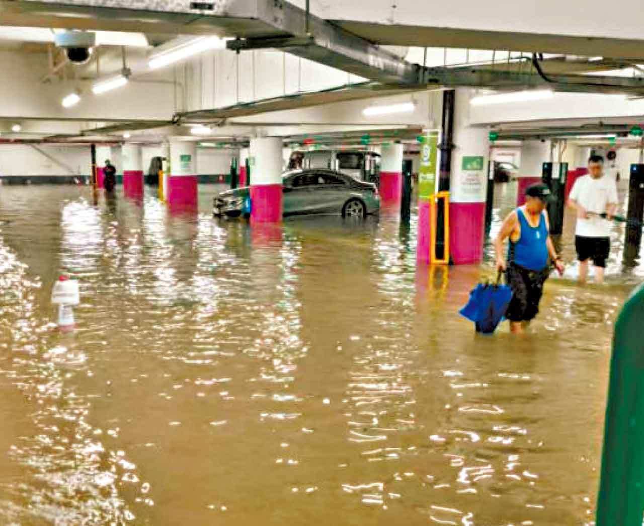 今年首個黑雨 柴灣環翠停車場出現積水問題