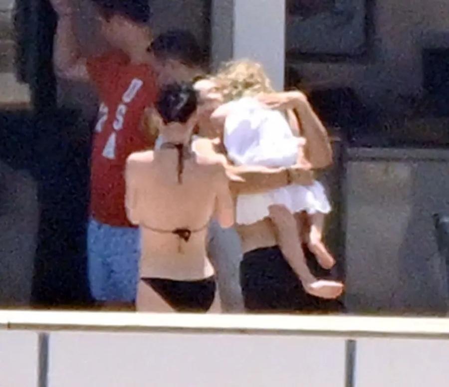 奧蘭多幫手抱女兒。