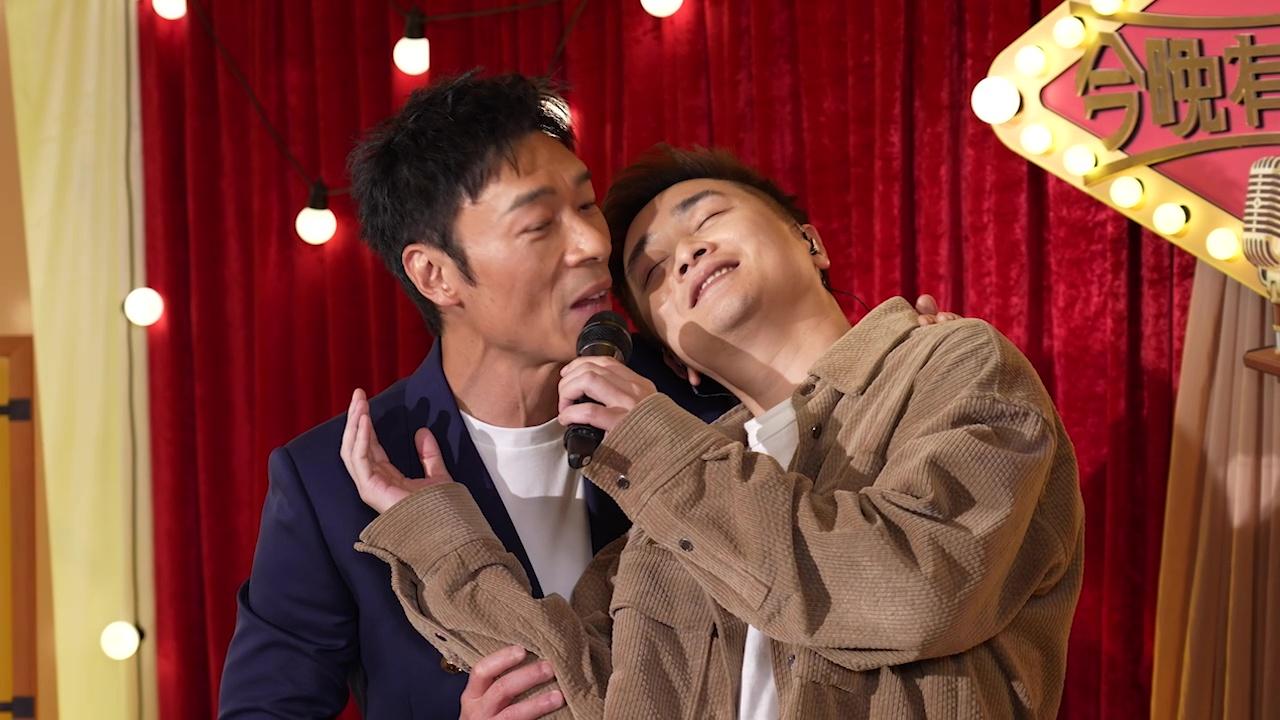 輝智挨住安仔甜蜜合唱《愛你》,好GAY。