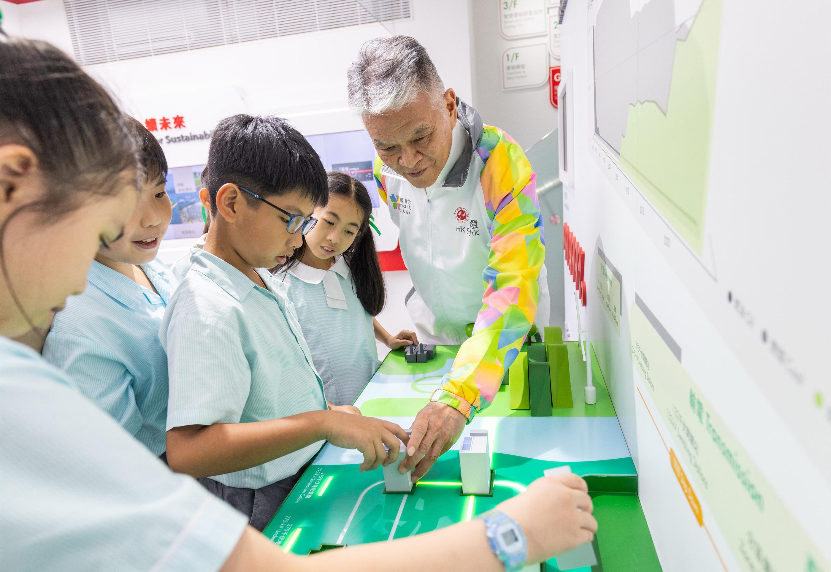 鄭祖瀛化身導賞員,透過全新互動裝置,介紹港燈如何強化電力系統,應對極端天氣,確保穩定可靠供電。