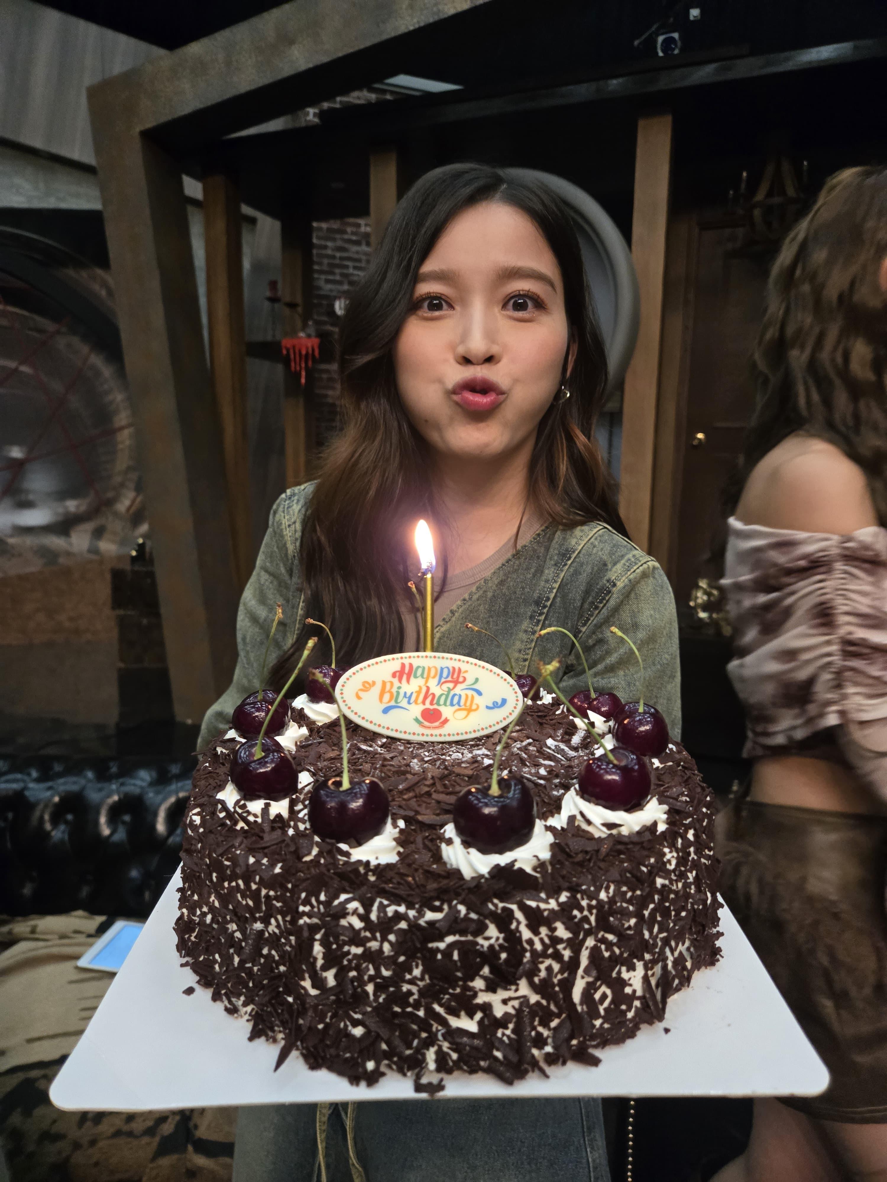 客席谷主賴慰玲生日,台前幕後工作人員為她慶祝。