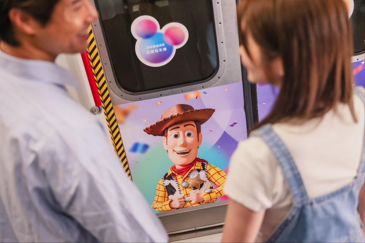 在地下鐵邂逅他——米奇和迪士尼公主