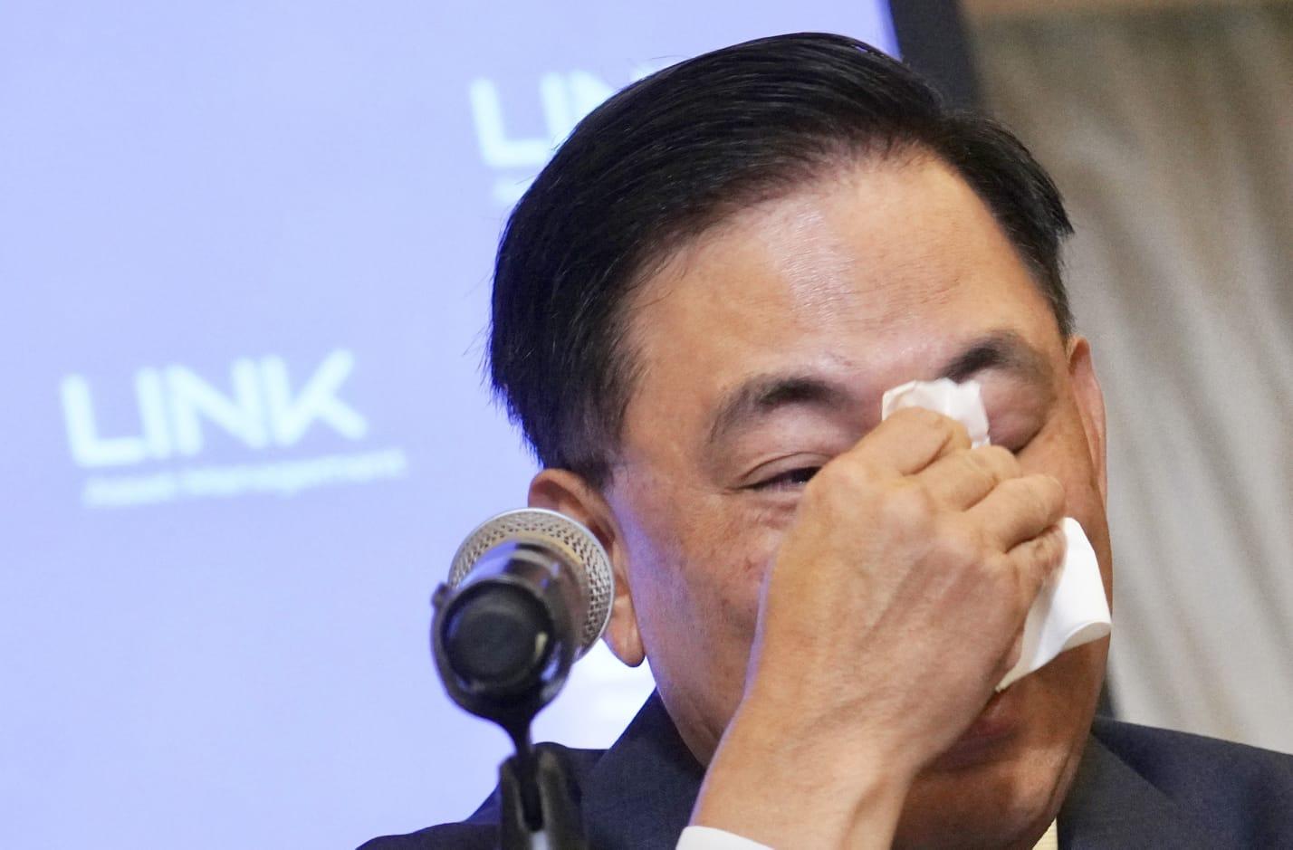 領展王國龍見傳媒談退任時一度哽咽,認為目前是合適的交棒時機。