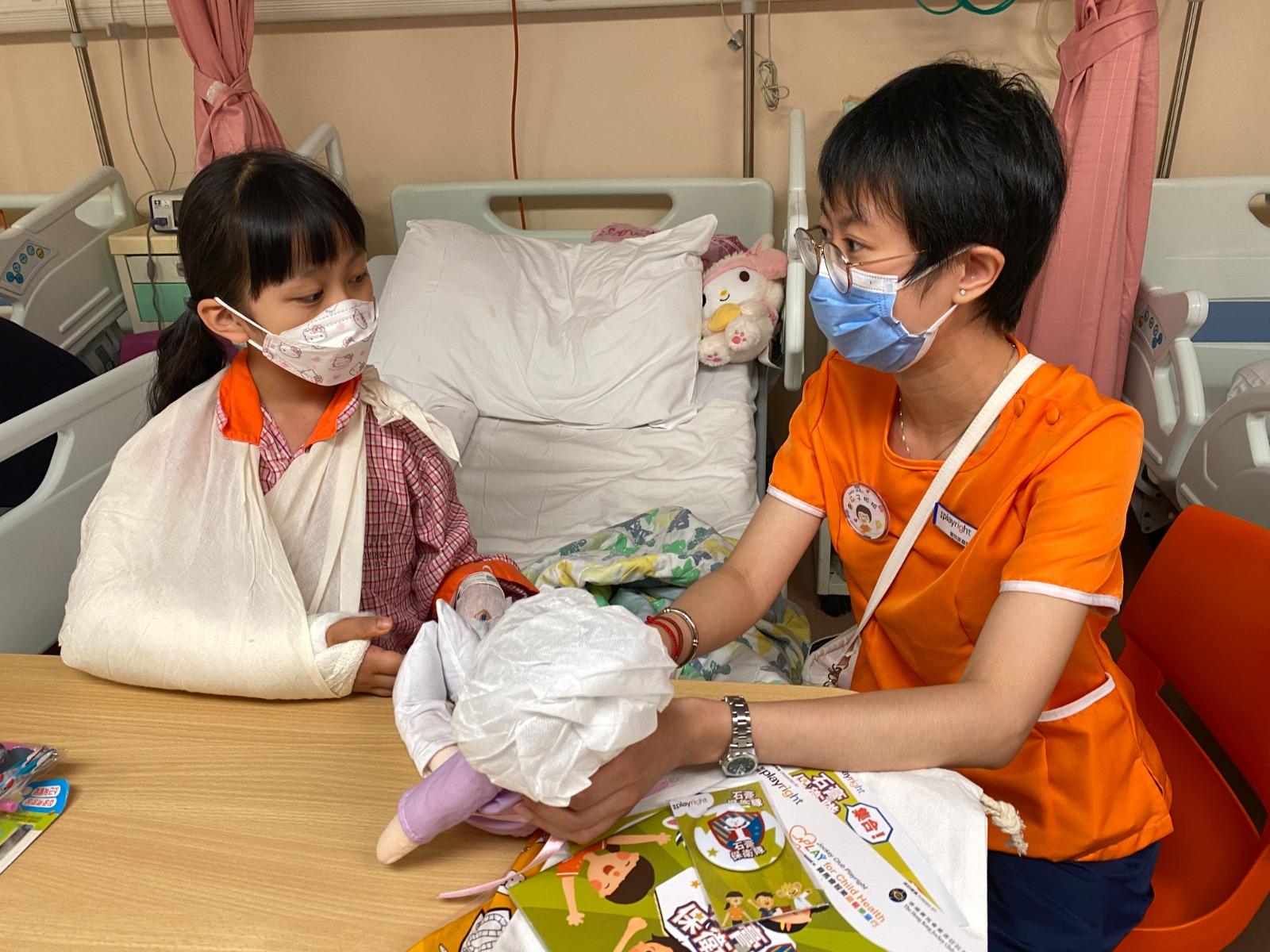 遊戲師透過不同道具讓病人認識治療程序。(相片由智樂兒童遊樂協會提供)