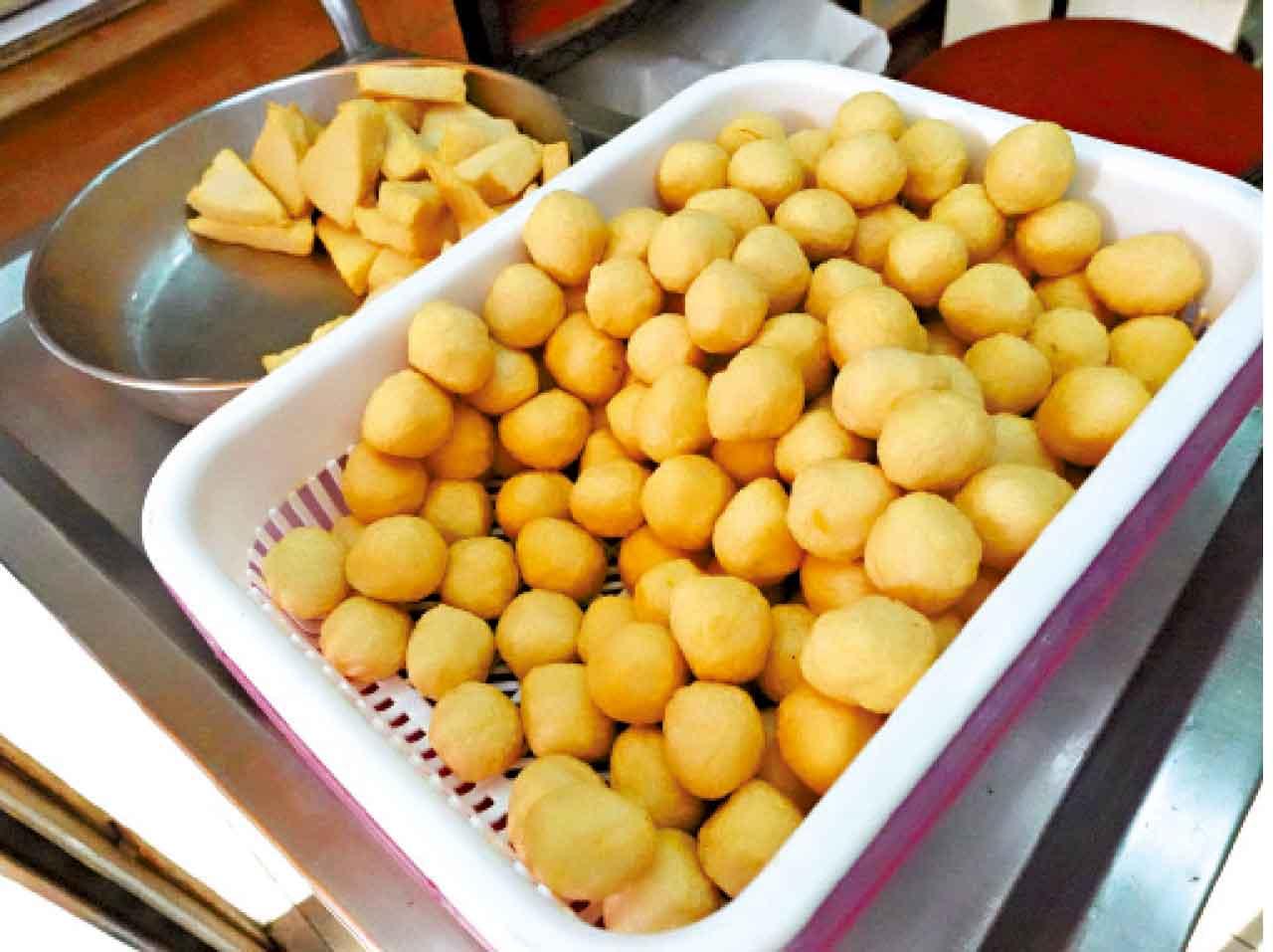 因用釣艇魚,故休漁期期間仍有鮮魚供應做魚蛋。(炸魚蛋 $110/斤,魚片頭 $130/斤)