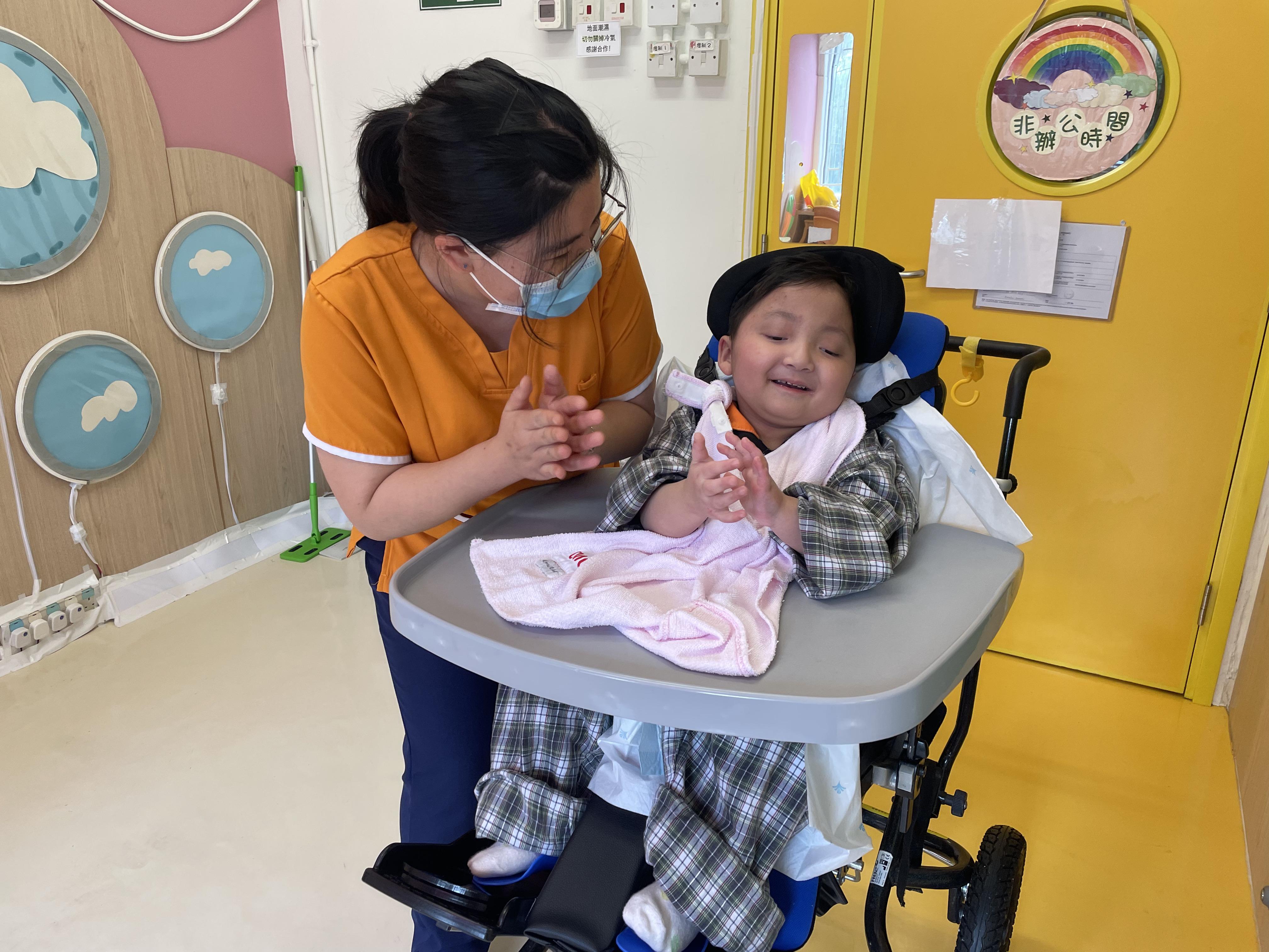 遊戲師與小朋友玩遊戲。(相片由智樂兒童遊樂協會提供)