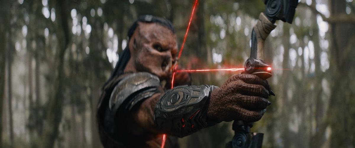 年輕鐵血戰士被放逐,帶上新型武器展開旅程。