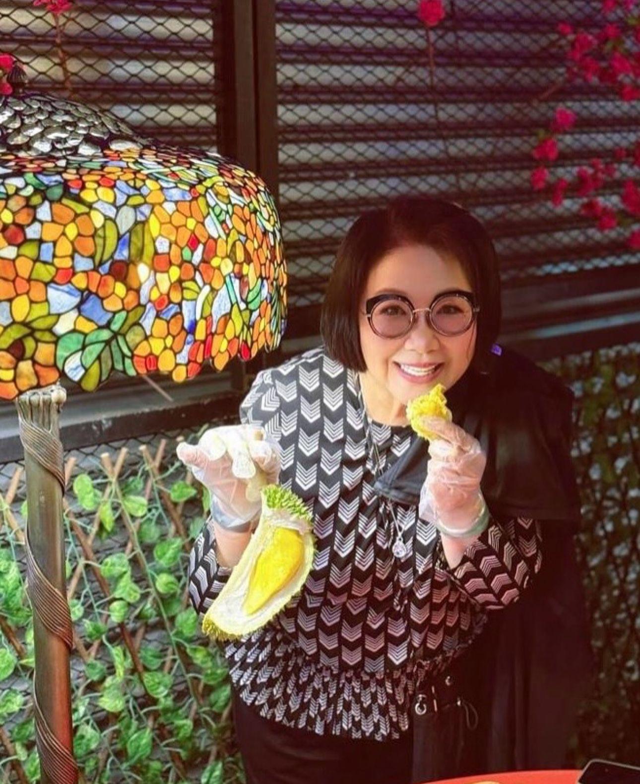 李司棋到馬來西亞榴槤農場,大歎榴槤放題。