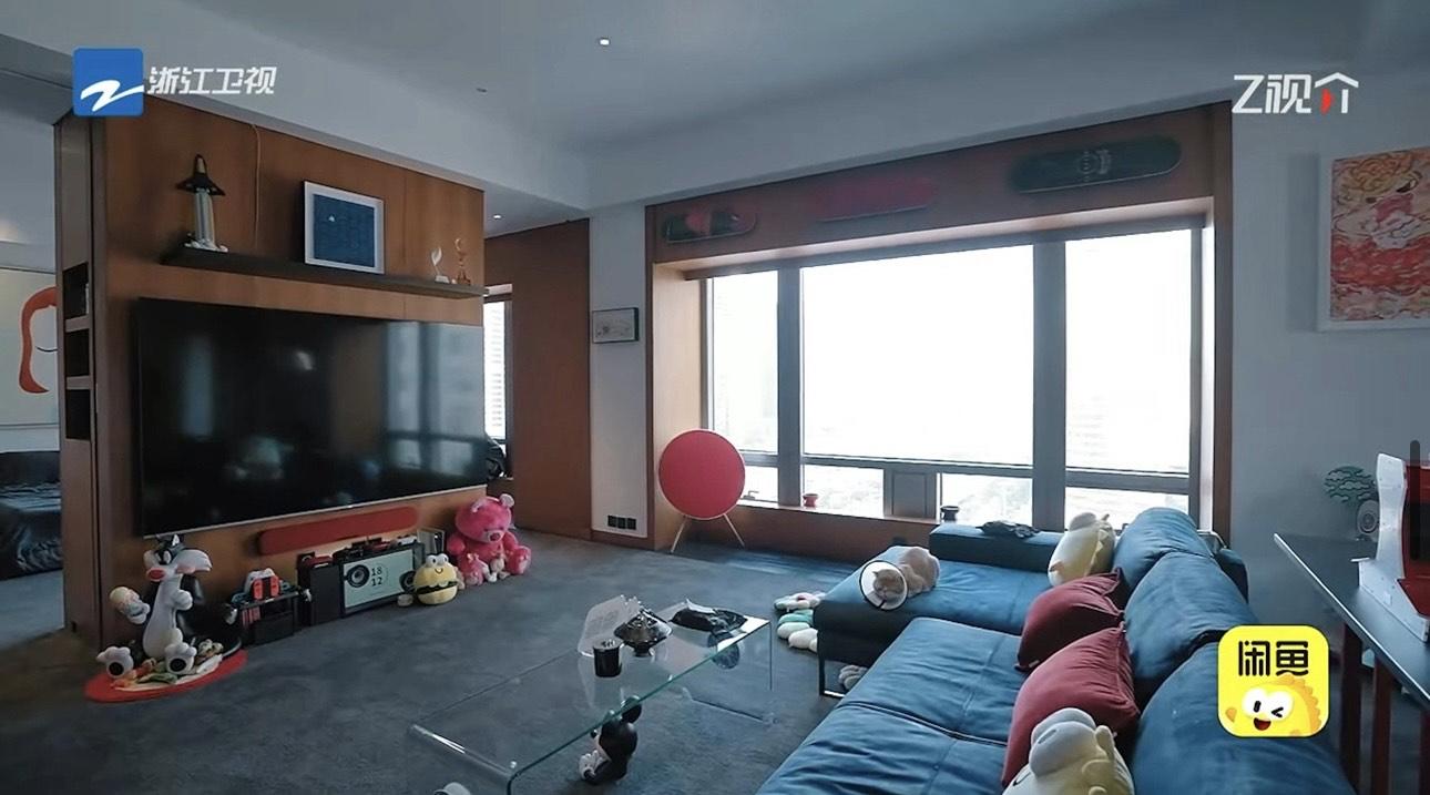 客廳擺放了L型大梳化,配上百吋大電視。