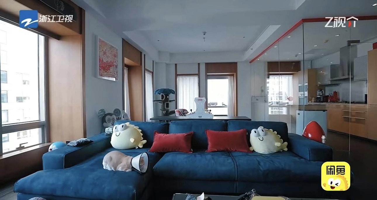 客廳擺放了L型大梳化,配上百吋大電視。