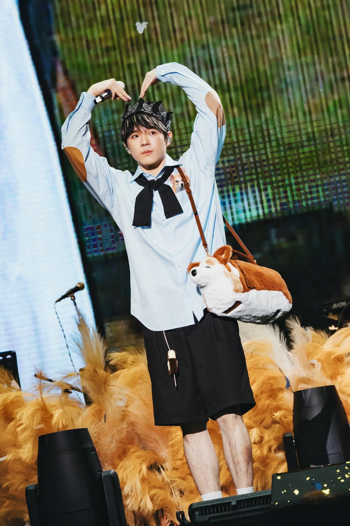 陳卓賢Ian於澳門舉行巡唱終極尾場,愛犬雞髀以另類形式登場。