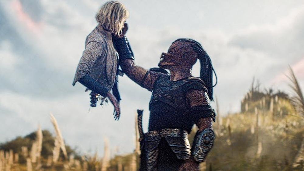 鐵血戰士與只剩半身的機械人結盟。