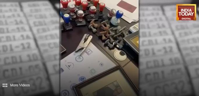 《今日印度》的影片顯示,假大使館的辦公桌上有大量假印章。(互聯網)