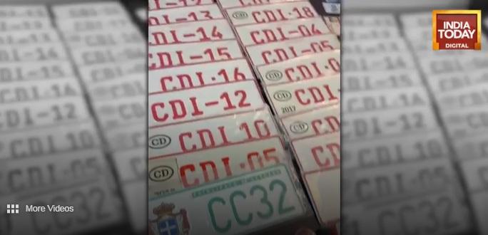 《今日印度》的影片顯示,假大使館的辦公桌上有大量假車牌。(互聯網)