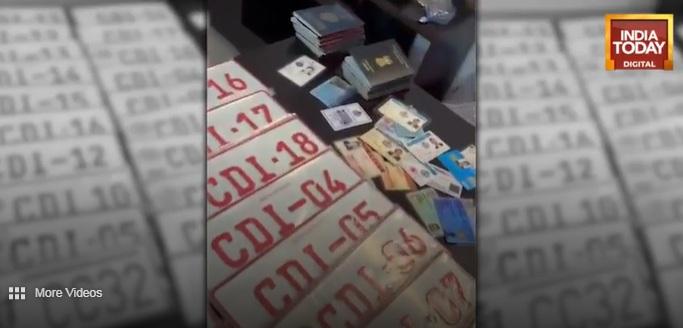 《今日印度》的影片顯示,假大使館的辦公桌上有大量假車牌、假護照和假證件。(互聯網)