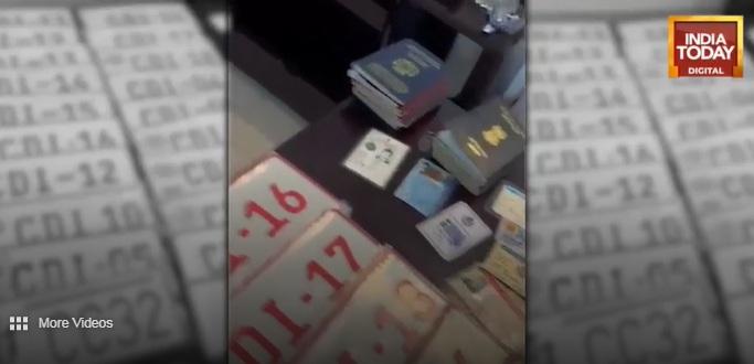 《今日印度》的影片顯示,假大使館的辦公桌上有大量假護照和假證件。(互聯網)