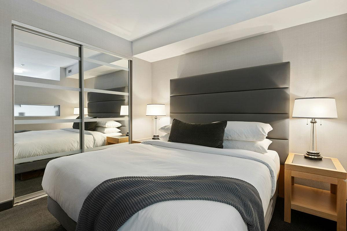 有酒店業界透露,棉被攝床褥可向客人證明沒有人睡過這張床。(Unsplash圖片)