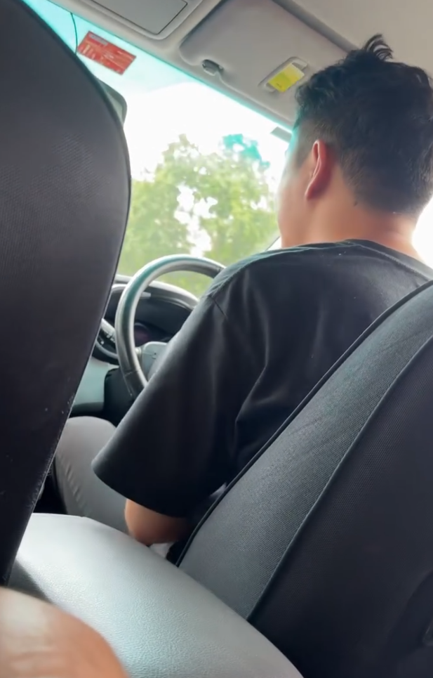 事主預約「高德打車」私家車服務由荃灣海濱花園往沙咀道,平台顯示司機接過371張單,獲評4.5星,上車後發現司機只懂說普通話及不熟荃灣路段,行車緩慢且多次錯線。(Threads)