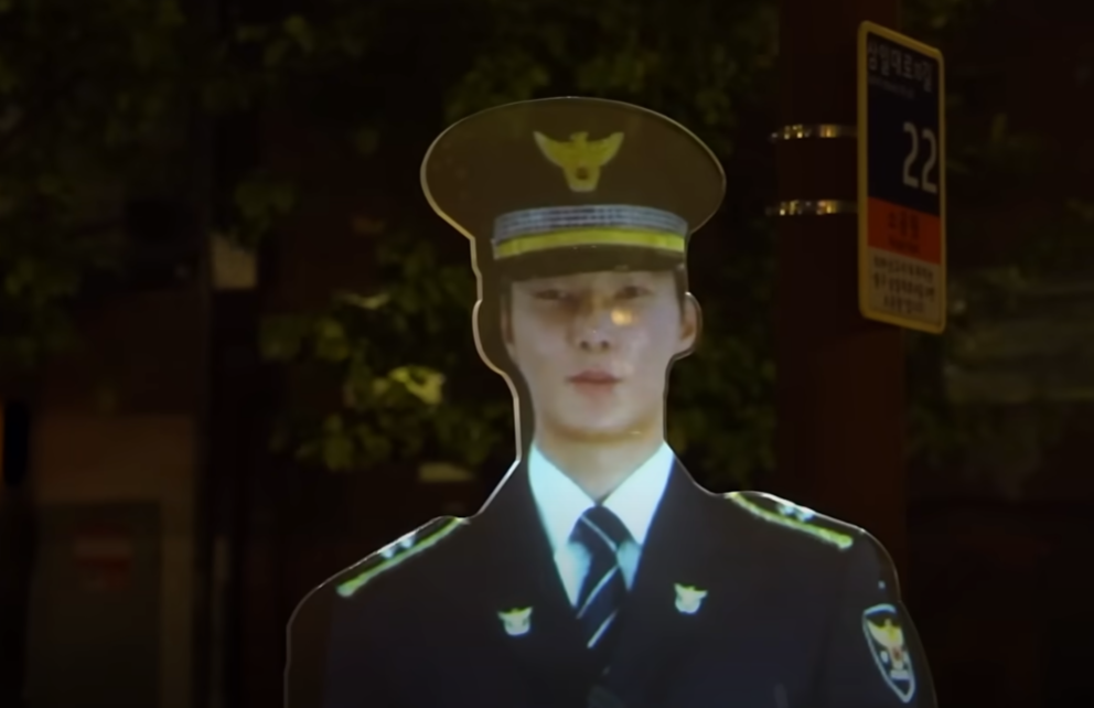 南韓首爾警方為減低犯罪率,在一個治安黑點公園設置投影警察「站崗」,警方表示設置裝置後,公園周邊犯罪率較同年下降22%(影片截圖)