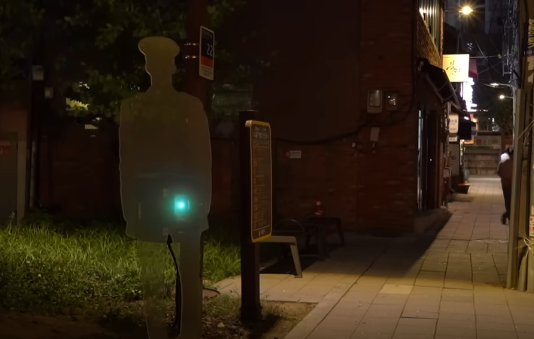 南韓首爾警方為減低犯罪率,在一個治安黑點公園設置投影警察「站崗」,警方表示設置裝置後,公園周邊犯罪率較同年下降22%(影片截圖)