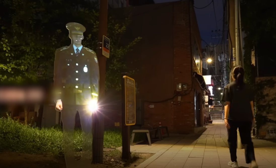 南韓首爾警方為減低犯罪率,在一個治安黑點公園設置投影警察「站崗」,警方表示設置裝置後,公園周邊犯罪率較同年下降22%(影片截圖)