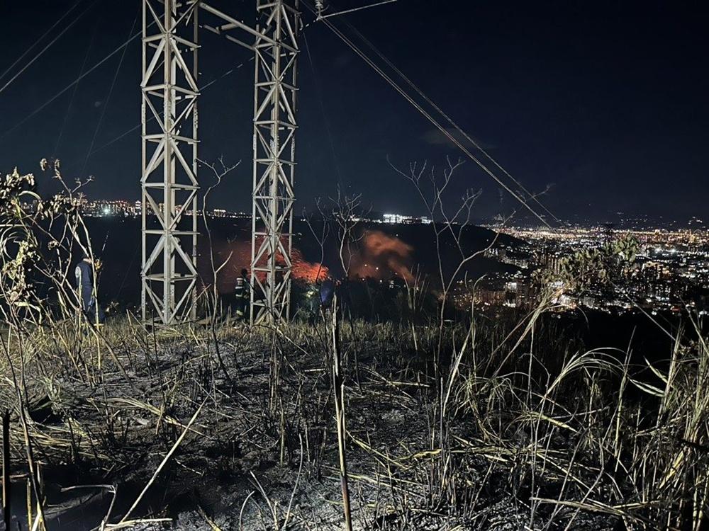 消防局出動人車,配合台電斷電搶救。(網上圖片)