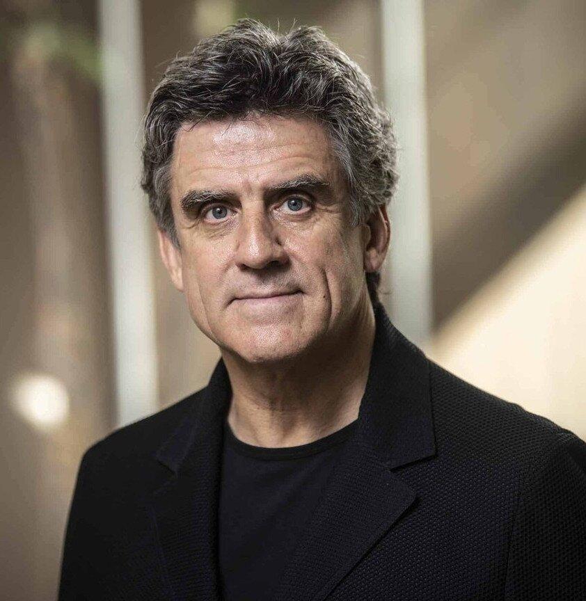 布斯(Dirk Brossé)爵士是國際知名的指揮家及得獎作曲家,現任費城室樂團榮譽指揮,以及根特電影節世界電影配樂學院音樂總監,曾創作多達1,800首樂曲,是一位涉獵甚廣的音樂大師。