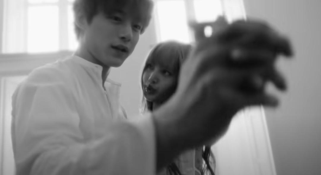 Lisa@BLACKPINK 坂口健太郎微電影MV出爐 願做湖映照你的美