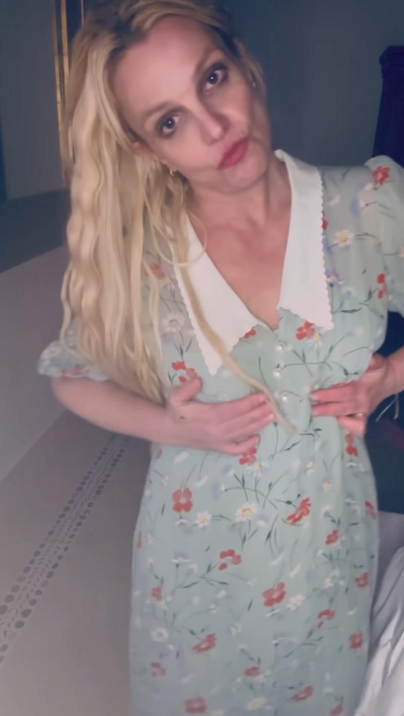 雙手開始往胸部移動。