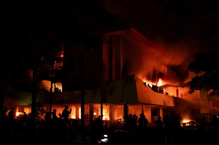 印尼示威升級5死 總統普拉博沃宣布取消議員津貼