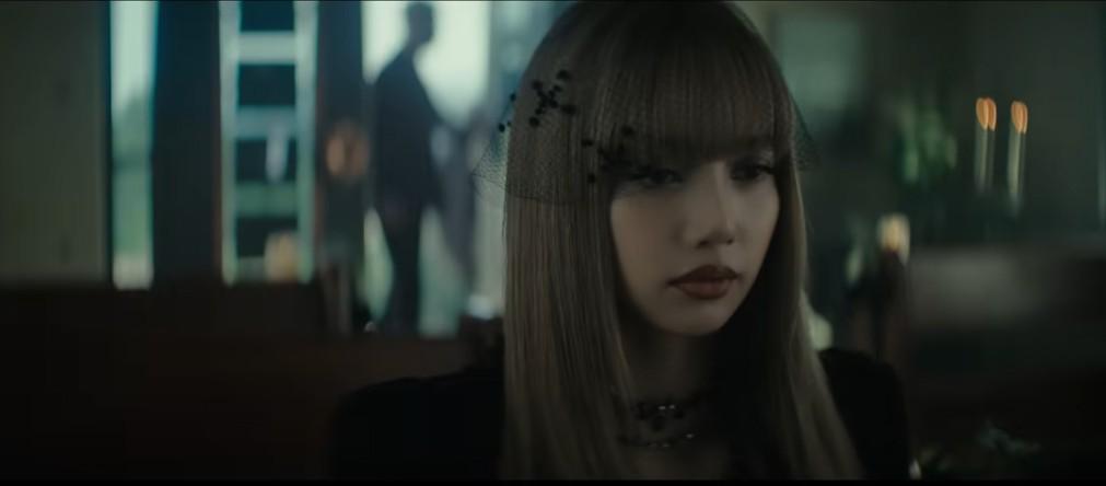 Lisa@BLACKPINK 坂口健太郎微電影MV出爐 願做湖映照你的美