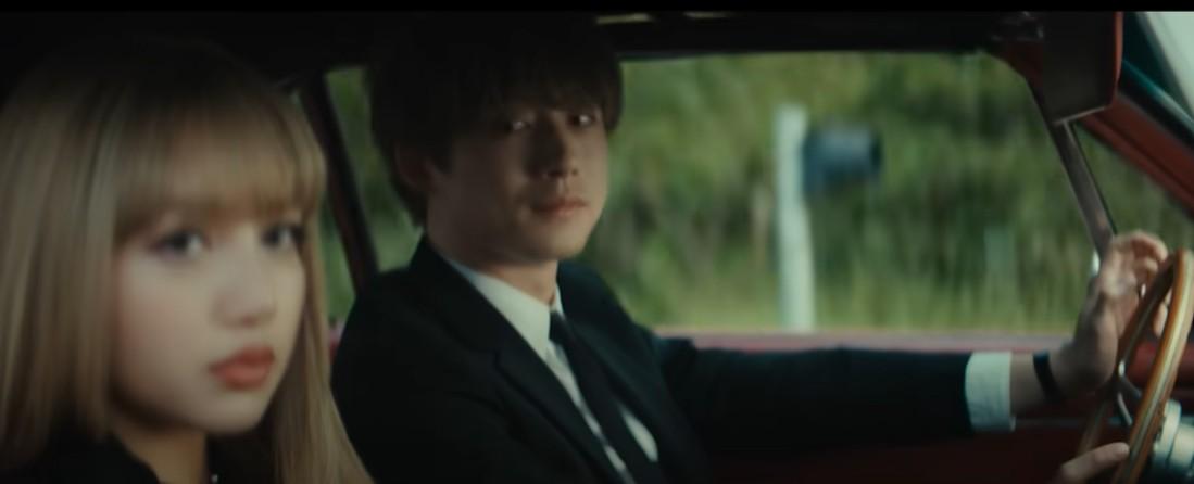 Lisa@BLACKPINK 坂口健太郎微電影MV出爐 願做湖映照你的美