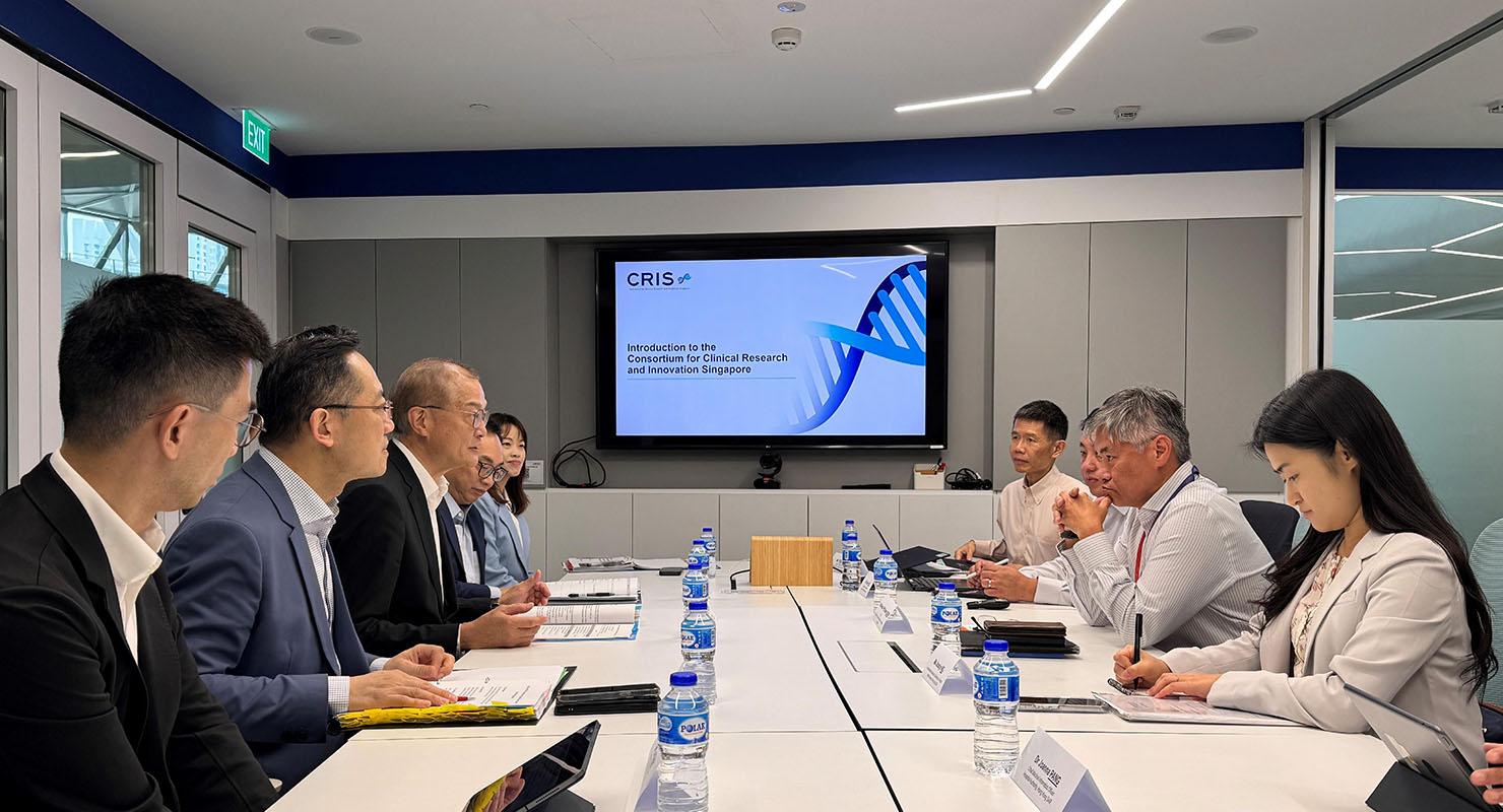 盧寵茂(左三)率領代表團到新加坡,與新加坡臨床研究與創新聯盟會面。(政府新聞處)